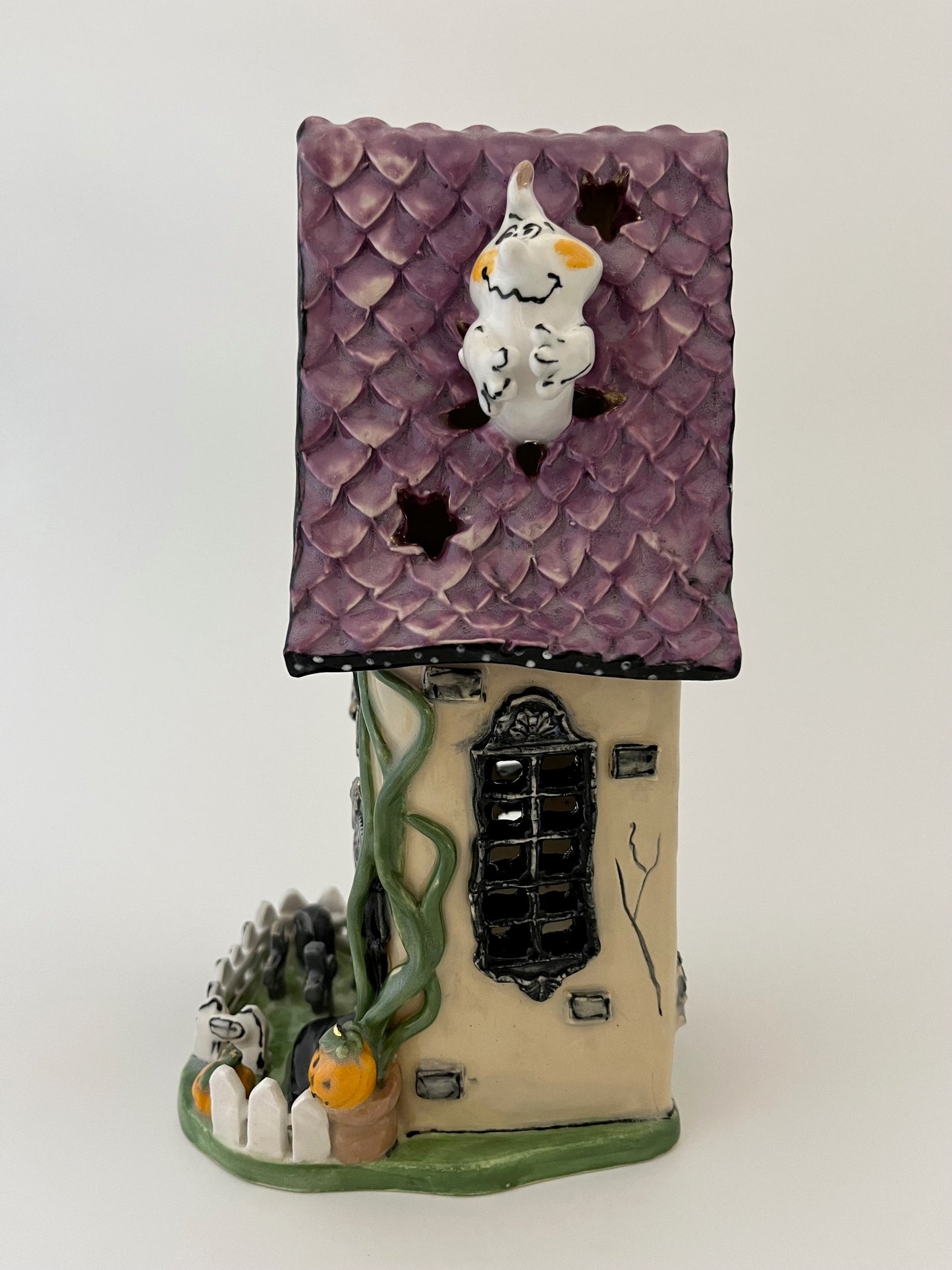 "Haunted Manor" Candle House