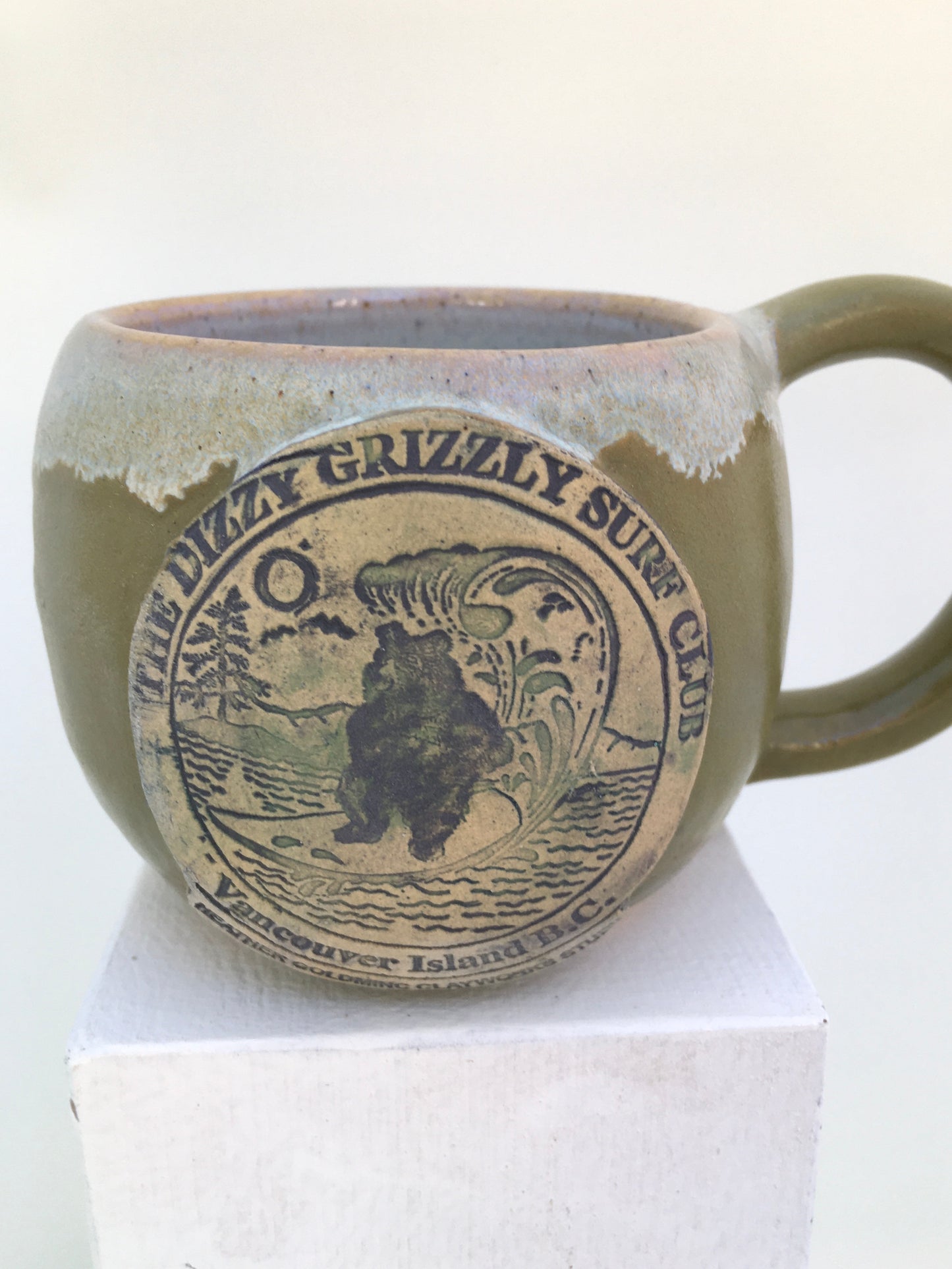 The Dizzy Grizzly Surf Club Mug (green)